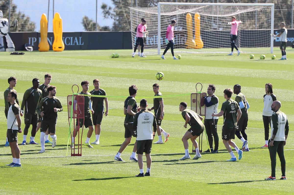Los jugadores del Celta, durante el entrenamiento de esta mañana en Afouteza.