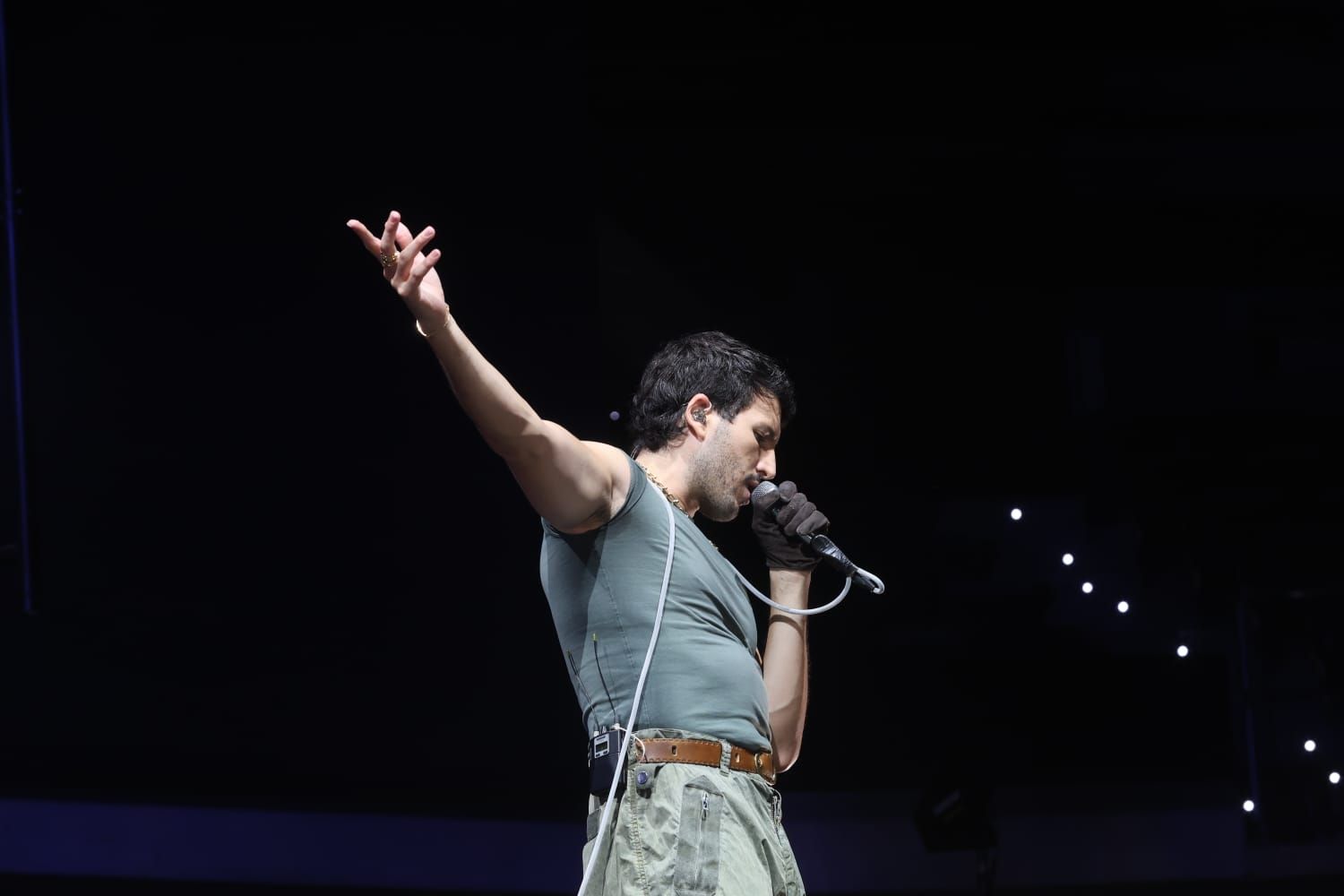 Sebastián Yatra se funde con el público y sus 'Tacones Rojos' pone en pie al Roig Arena