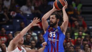 Mirotic controla el balón, defendido por Walkup, en el partido por el tercer puesto