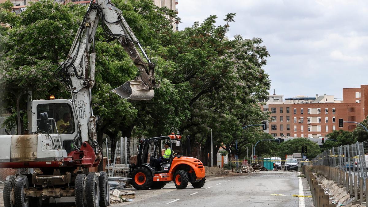 Varios operarios trabajan en el reinicio de las obras en la plaza de San Blas, este lunes.