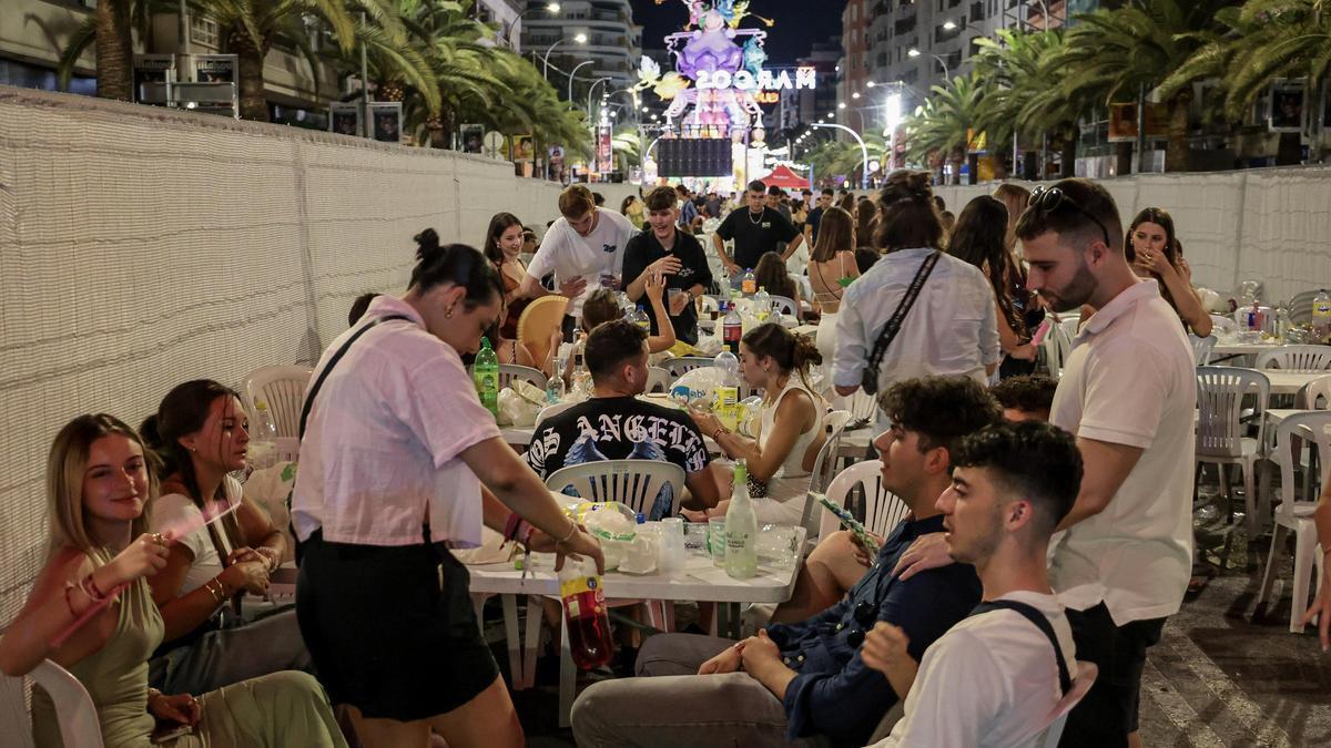 No es una forma de hablar: por qué muchos alicantinos organizan su vida en "antes y después de Hogueras"