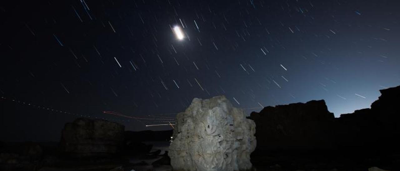 El tótem de ses Salines fotografiado en una noche de luna.