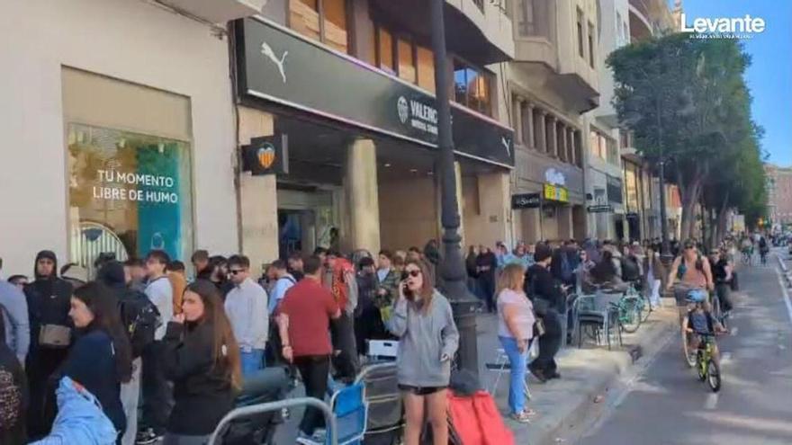 Locura en la tienda Swatch de Colón por la nueva colección con una marca de lujo