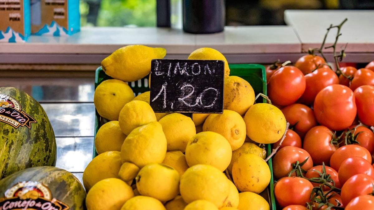 Frutas en un puesto del mercado de La Vila.
