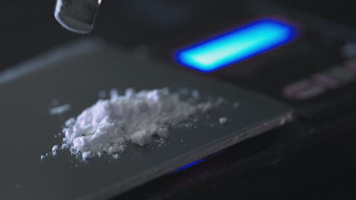 El detingut se l'acusa d'estar venent 0,47 grams de cocaïna a través de la finestra del cotxe