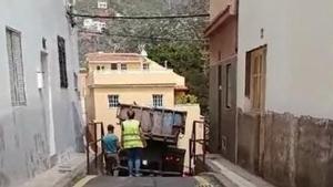 Captura del vídeo en el que se puede ver el camión bloquedado en Tenerife,