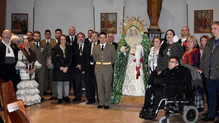 Hermanos de los Estudiantes, junto a la imagen de la Virgen de la Esperanza, ayer, en la iglesia de San Francisco de Asís.