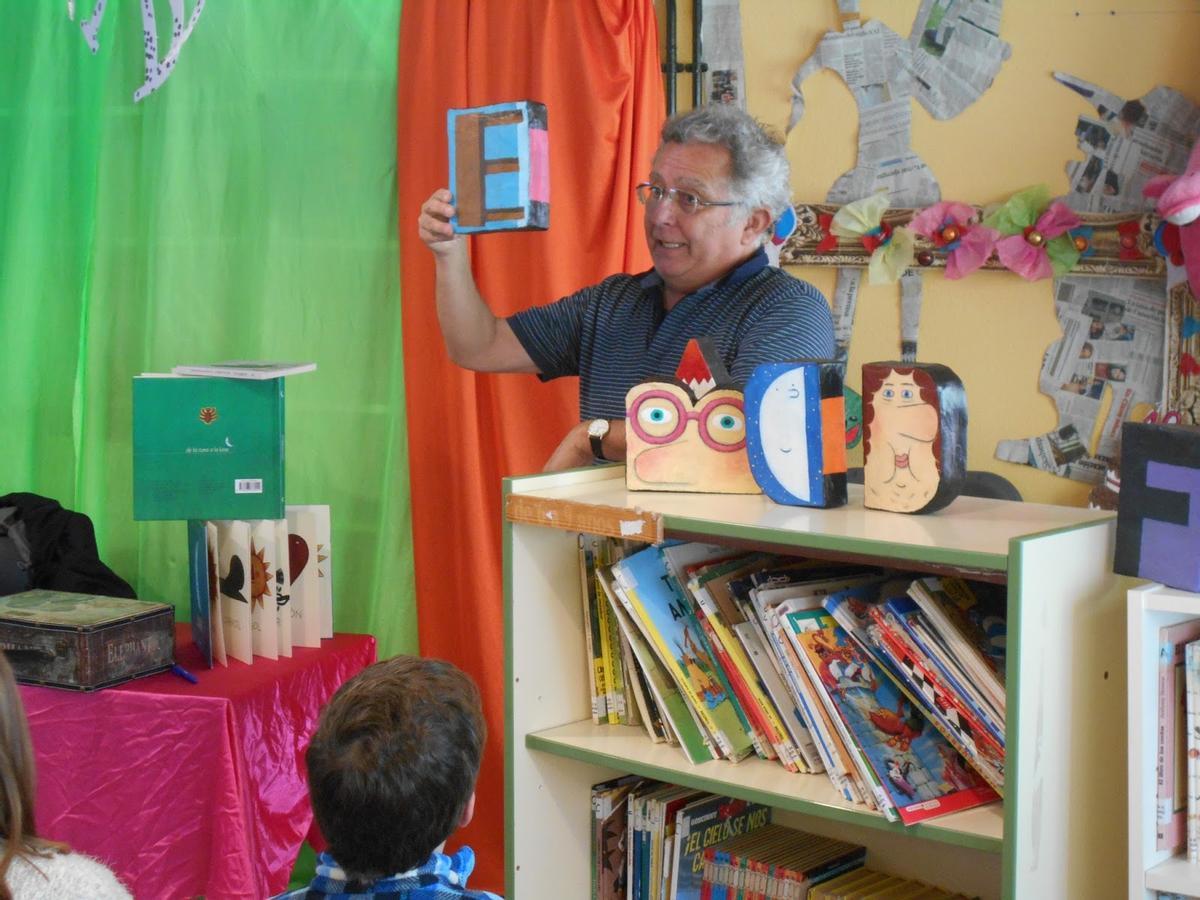 El escritor Antonio Rubio en una presentación de sus libros de poesía infantil en una biblioteca.