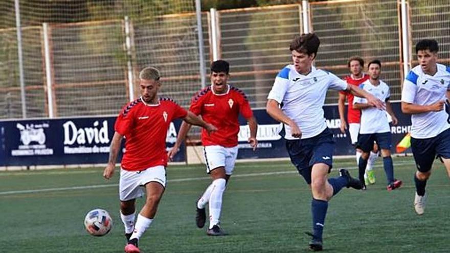 Vicente Meca golpea la pelota contra la selección de Archena. | JUAN CARLOS CAVAL