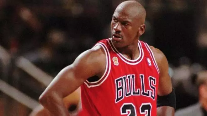 Venen sis parells de vambes de Michael Jordan per 8 milions de dòlars