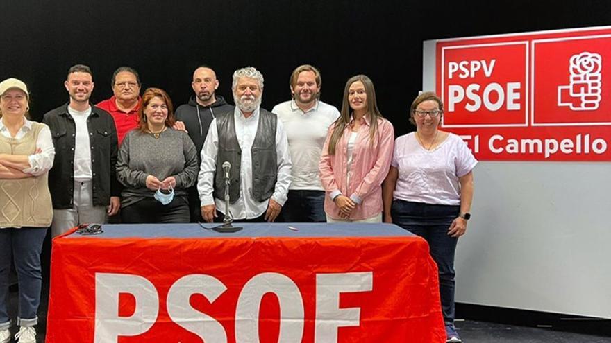 La ejecutiva del PSOE de El Campello con Vaello -el cuarto por la derecha-