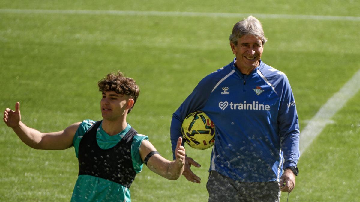 Manuel Pellegrini y Ángel Ortiz, en el entrenamiento del Betis a puertas abiertas en La Cartuja