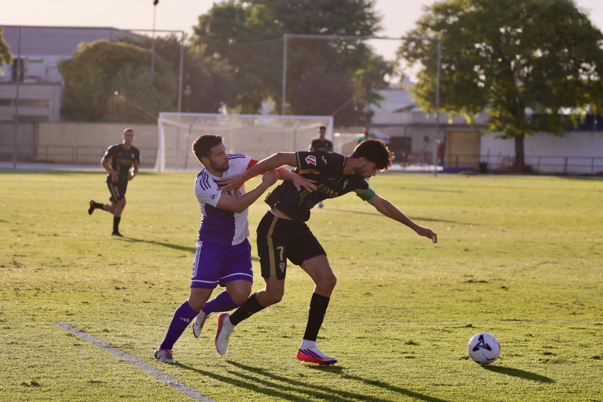Theo Zidane protege el esférico durante un lance del choque en el Felipe del Valle.