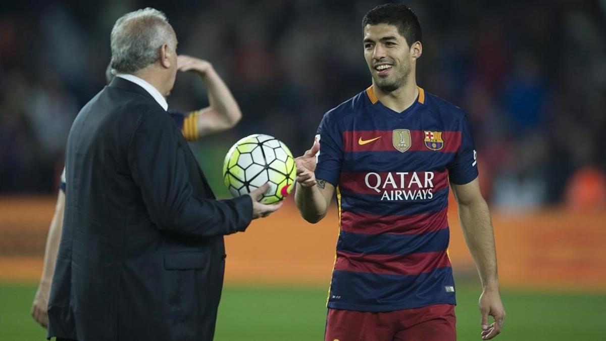 Carlos Naval, el delegado del Barça, le entrega el balón de los cuatro goles a Luis Suárez.a Luis Suárez.