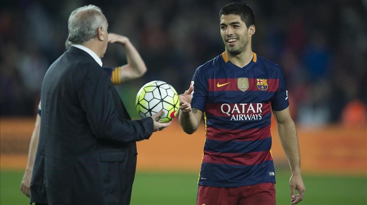 marcosl33646711 barcelona  23 04 2016      suarez ecoge el bal n q160425180345