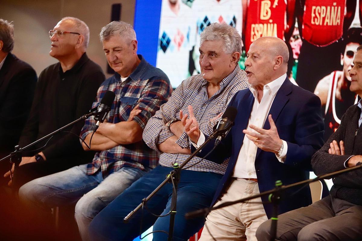 EN IMÁGENES | Los protagonistas de la histórica plata de baloncesto de Los Ángeles 84 rememoran la gesta en Zaragoza