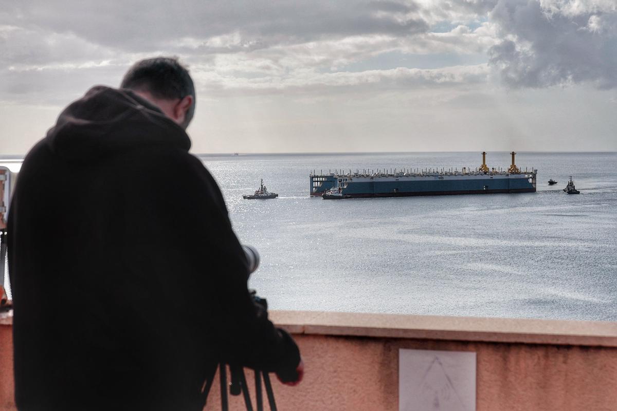Llegada del primer dique flotante al Puerto Santa Cruz de Tenerife desde China Llegada del primer dique flotante al Puerto Santa Cruz de Tenerife desde China