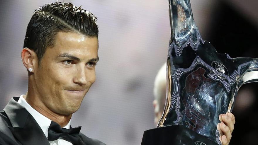 Ronaldo posa con el trofeo de mejor jugador europeo.