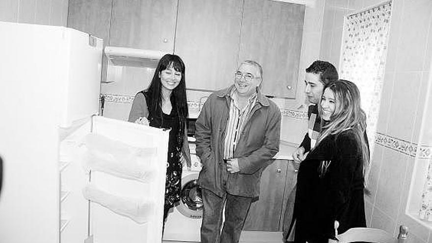 Natalia Fernández, Antonio de Cea y Carla Zanfaño, en la cocina de su piso compartido; con ellos, Francisco Santianes.