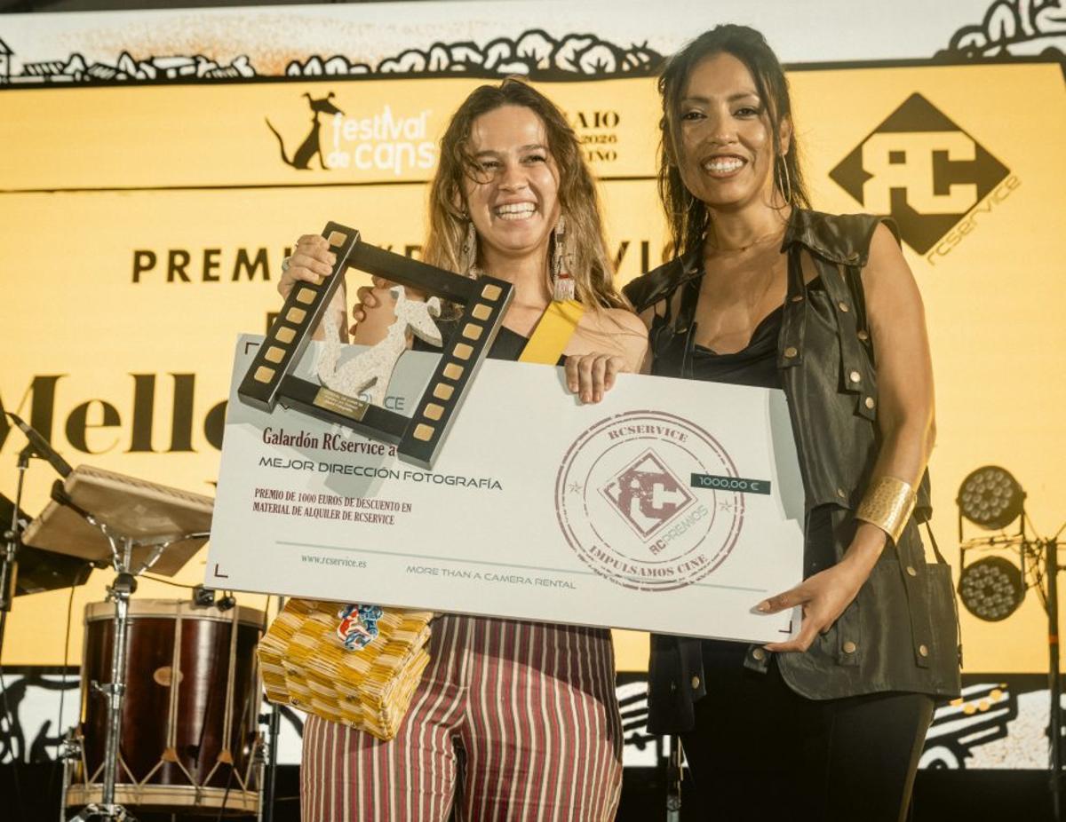 A la izquierda, la productora de «María Rita» Rocio Casal recibe uno de los premios. A la derecha, estreno y visionado de  «El balance de los daños». | FDV