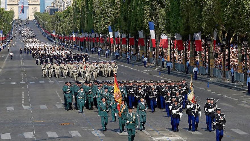 La Guardia Civil desfila por los Campos Elíseos en el 14 de julio