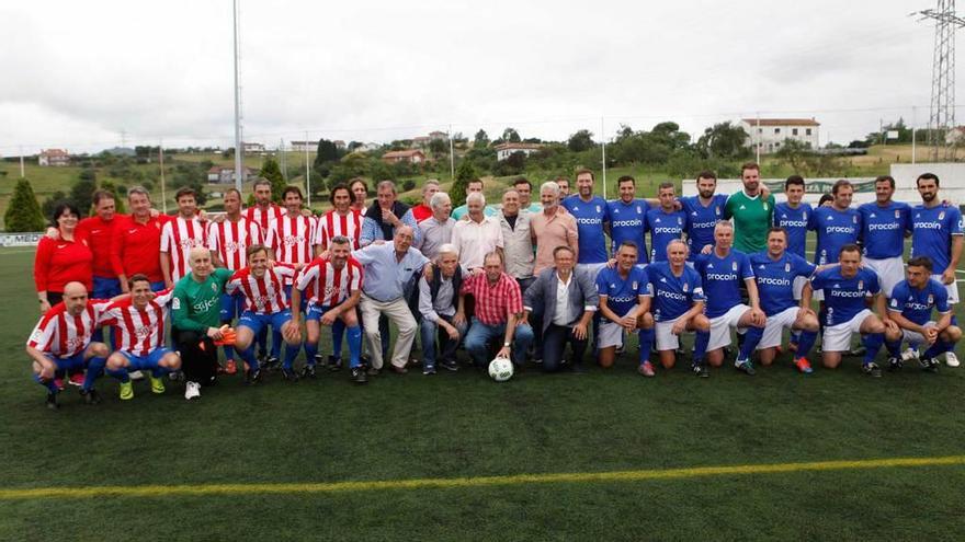 Lombardía, en el centro, justo detrás de Quini, posa con excompañeros y veteranos de Sporting y Oviedo.