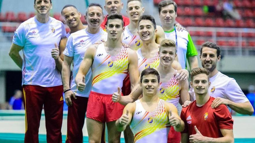 Gimnasta y técnicos de España, ayer en Río tras el entreno.