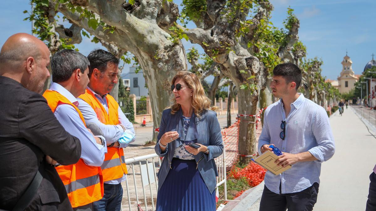 La alcaldesa Amparo Marco, junto al edil de Movilidad Sostenible, Jorge Ribes, en la obra de la avenida de Lledó, donde tiene prioridad el peatón.