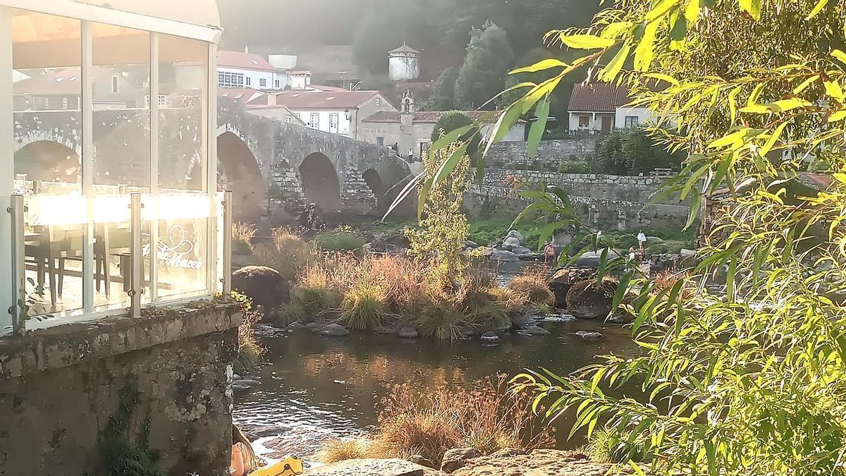 Rocas aflorando en el Tambre a su paso por A Ponte Maceira, entre Ames y Negreira, esta semana