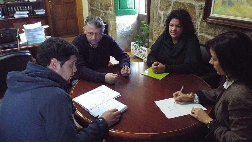 Pablo Romeo, derecha, se reunió con Manuel Cuiña y las concejalas Pilar Peón y Ana Luisa González.