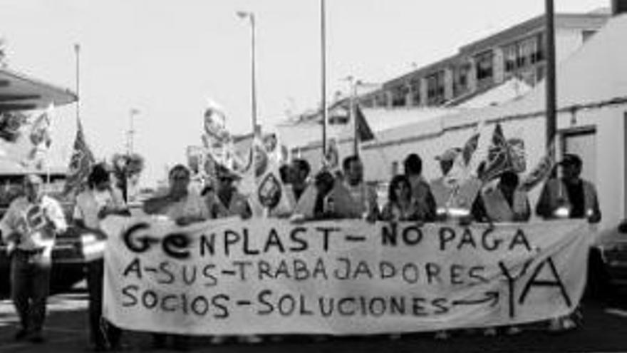 Los trabajadores de Genplast se manifiestan por Don Benito