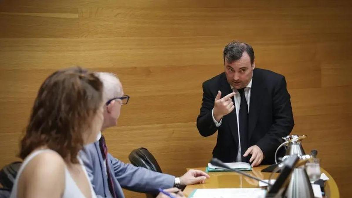 Vox rechaza valorar el comentario de su diputado sobre "información privilegiada" y lo enmarca en "anécdotas e ironías"