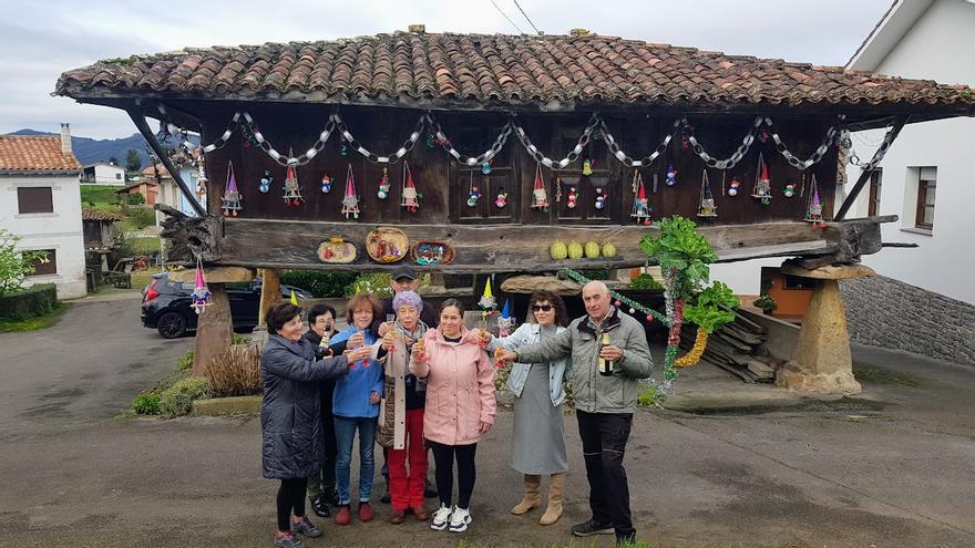 La Navidad más sostenible de Villaviciosa: los vecinos de Bárzana decoran el pueblo con material reciclado