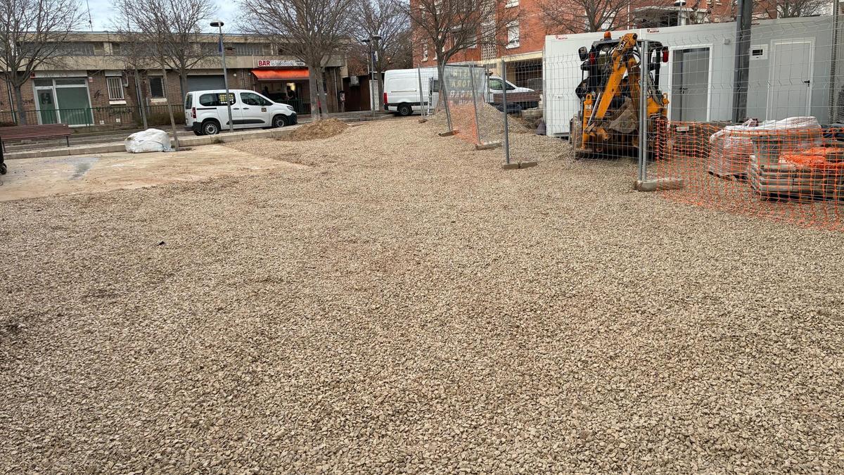 La grava estesa a terra per tapar el fang generat per les pluges d'aquests dies a l'accés al camp de futbol de la Balconada