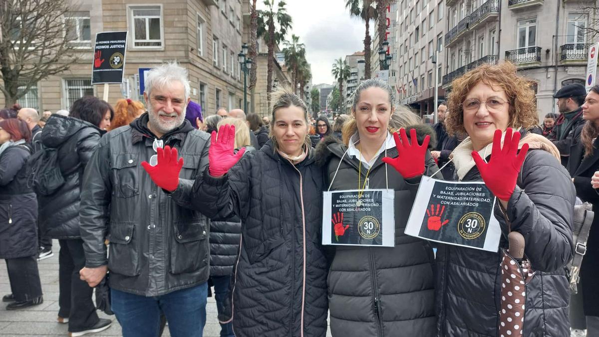 Manifestantes llevaron guantes rojos y prendas negras en señal d e»luto».