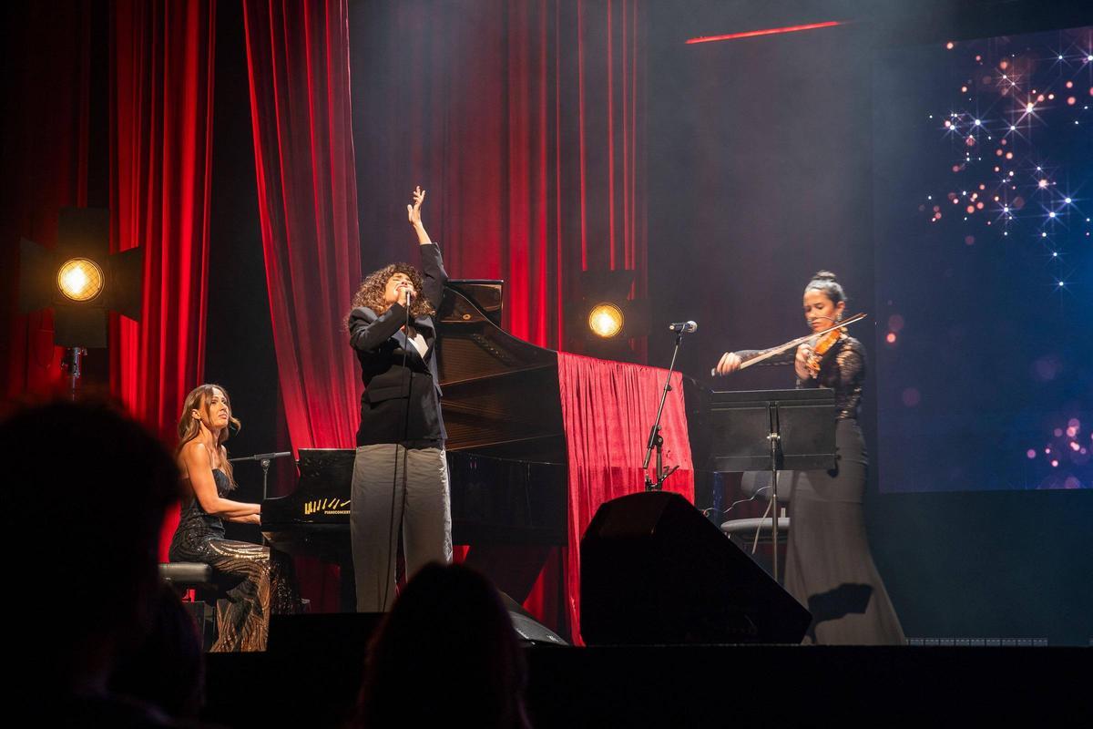 L'actuació d'Elena Gadel amb Laura Andrés i Roser Loscos