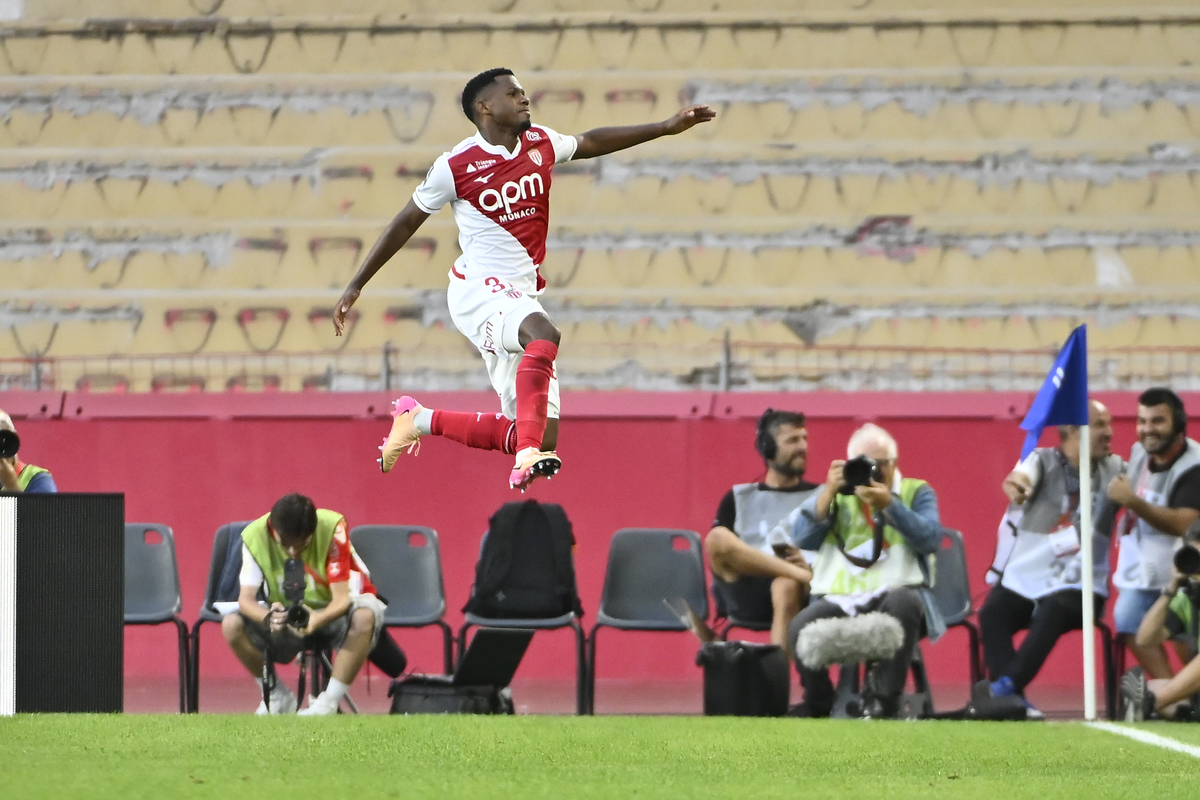 Ansu Fati celebra un gol con el Mónaco.
