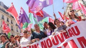 Feministas salen a la calle en París para protestar contra la extrema derecha.