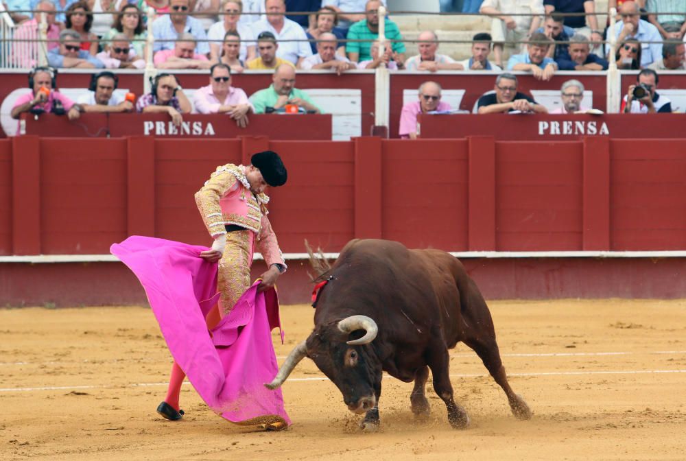 Las imágenes de la tercera corrida de abono de la feria taurina de Málaga en La Malagueta.