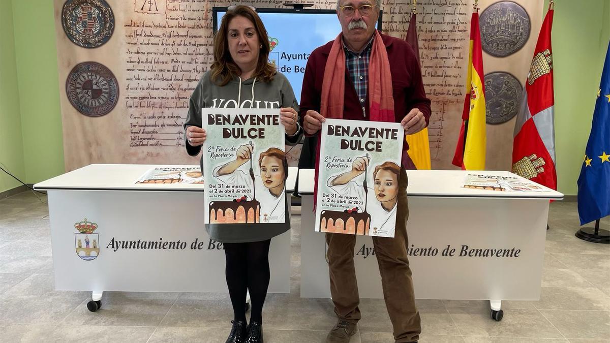 La concejala de Ferias, Sandra Otero, y de Turismo, Jose Mariño, posando con el cartel de la segunda Feria del Dulce.