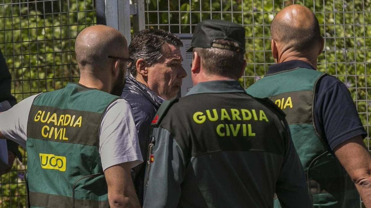 Ignacio González es trasladado a la comandancia de la Guardia Civil de Tres Cantos, en Madrid, para prestar declaración ante el juez.