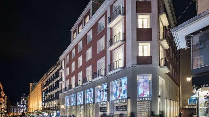 Exterior de la tienda de Pull&amp;Bear en la calle Preciados, en Madrid.