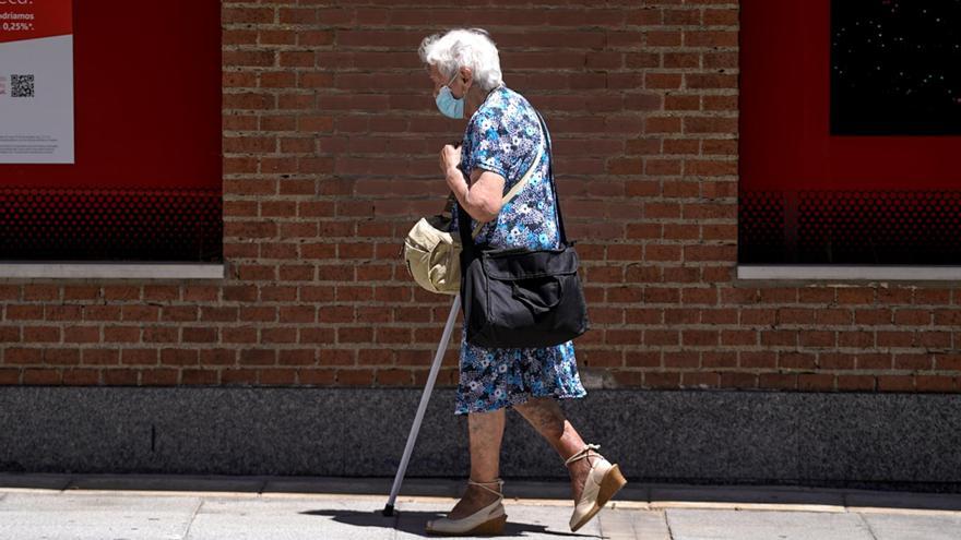 Una mujer camina por la calle