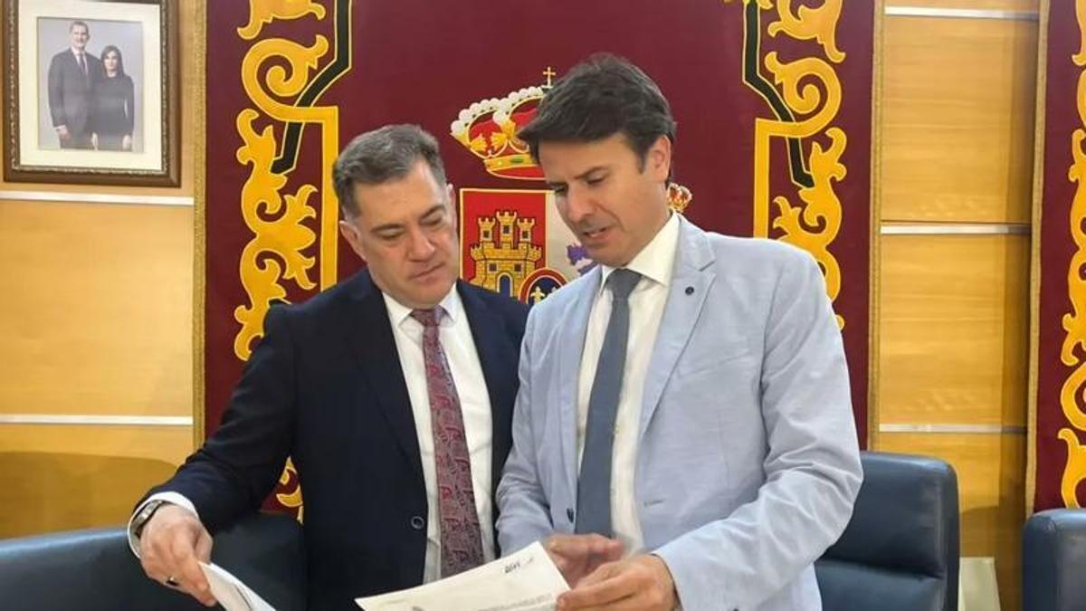 El alcalde, José Ángel Alfonso, junto al concejal de Economía y Hacienda, Fran Hernández.
