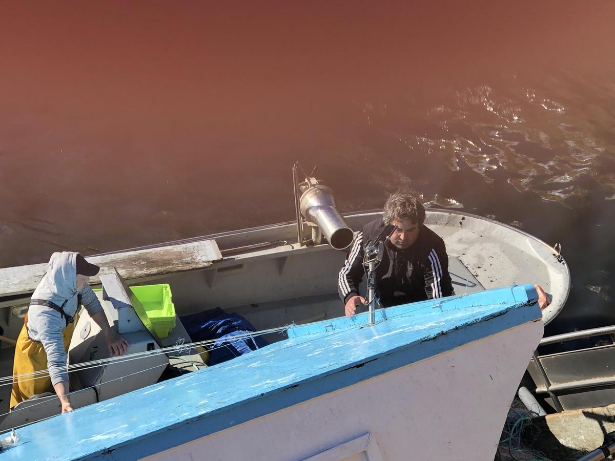 Víctor Martínez, armador del 'Illas Cíes', accediendo al pesquero para recuperar efectos.