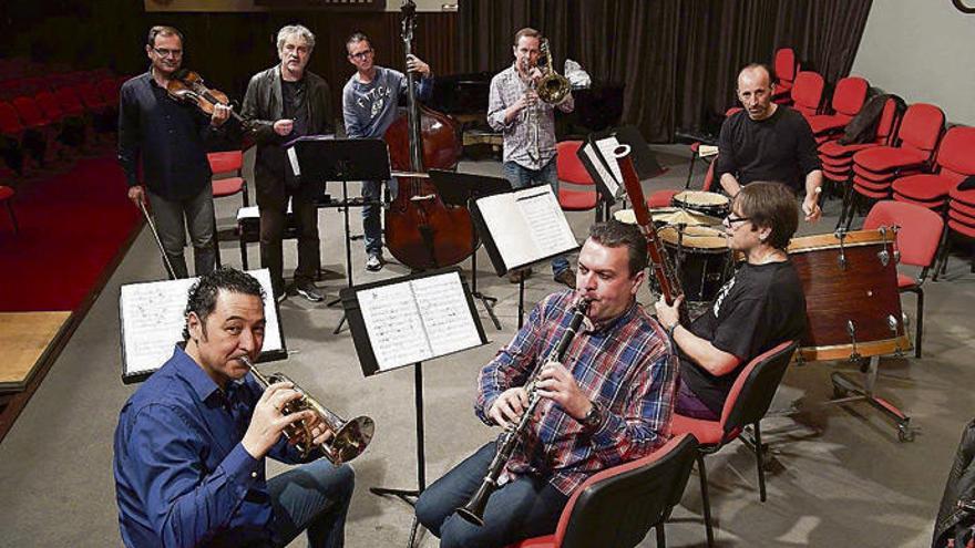 Integrantes del Grupo Instrumental Siglo XX, con Florian Vlashi al violín.