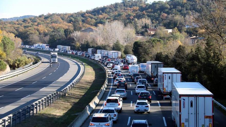 Cues quilomètriques a l’AP-7, ahir, al seu pas per Sant Celoni. | ACN