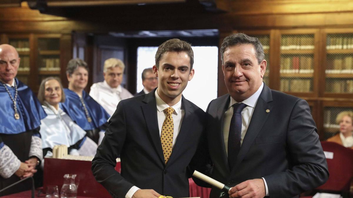 Javier Cachero recoge su galardón de manos de Luis Antuña