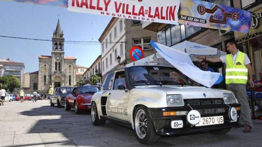 Un R-5 GT Turbo II toma la salida, ayer, en el Rally de Regularidad Villa de Lalín. // Bernabé/Luismy