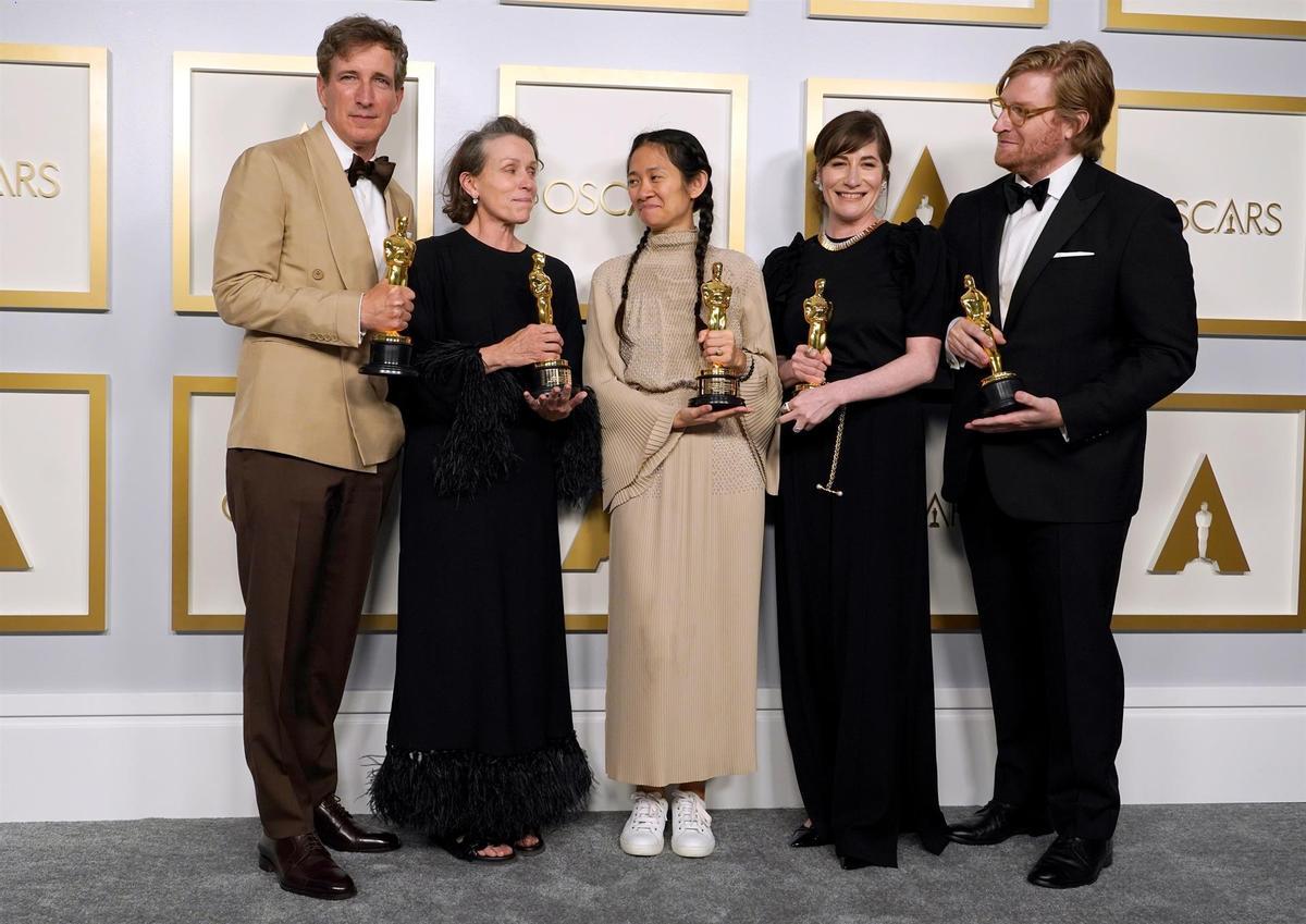 El equipo artístico y producción de ’Nomadland’, con sus Oscars.